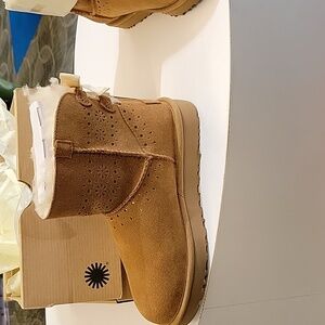UGG Treadmill short boot